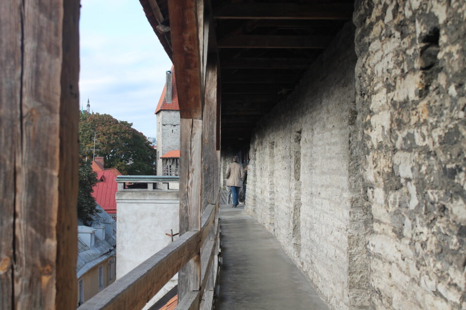 Camminando lungo le mura fortificate a Tallinn 