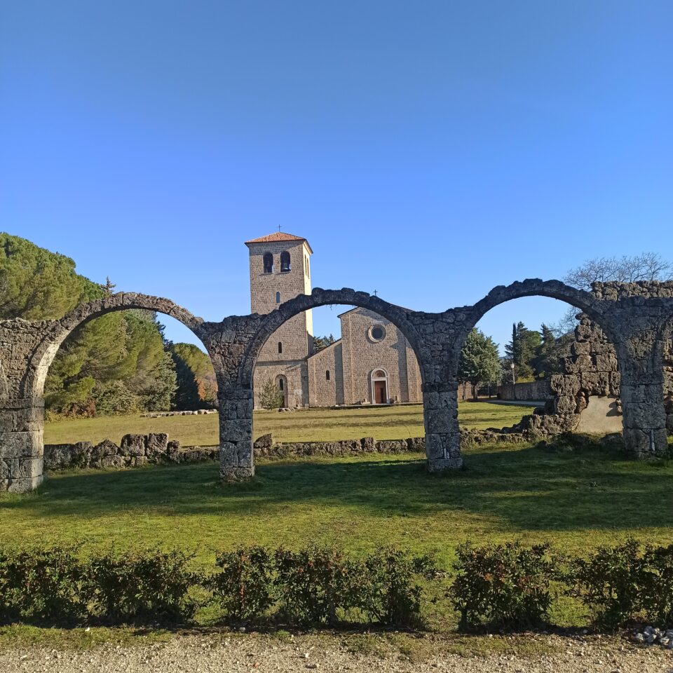 Castel San Vincenzo, chiesa dell'abbazia