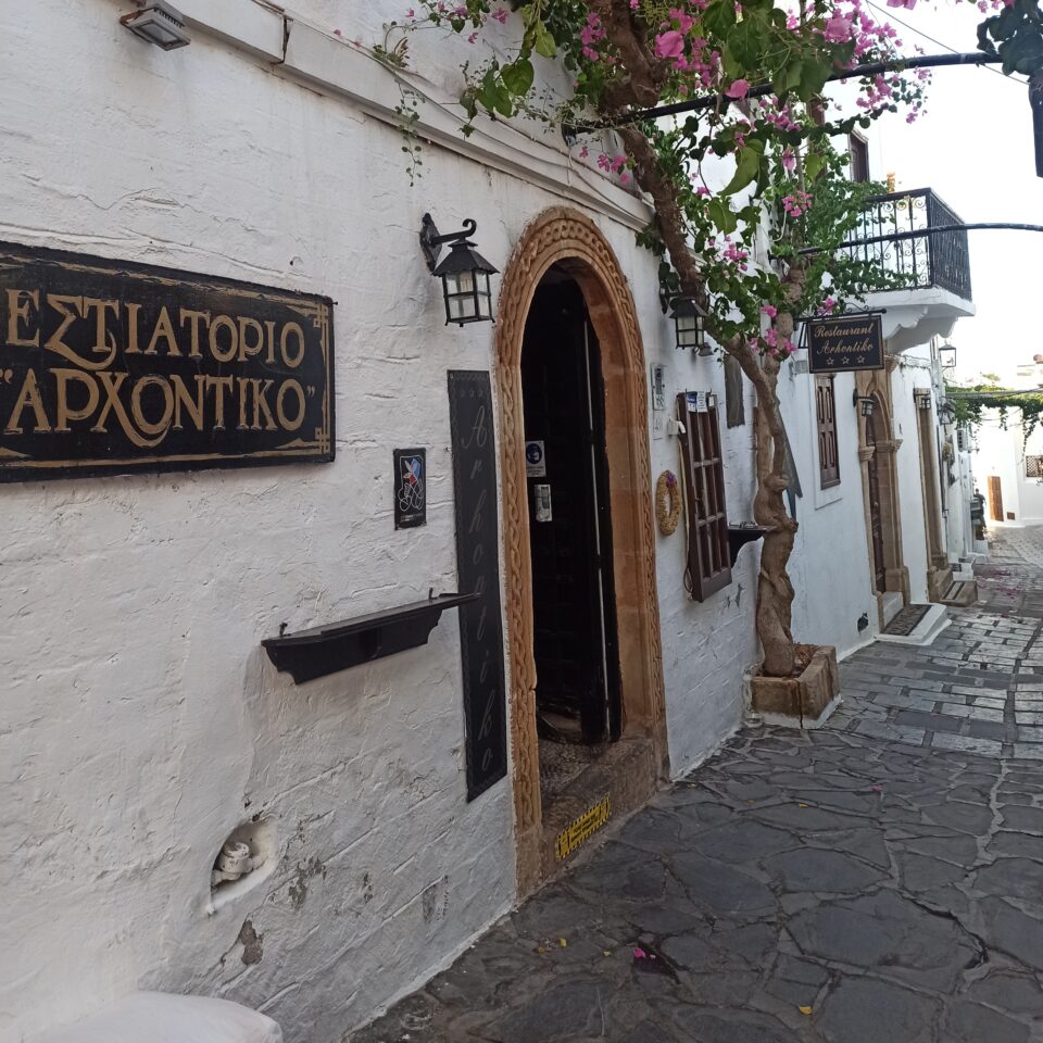 Arhontiko, a Lindos con vista sull'acropoli ph. www.poshbackpackers.it