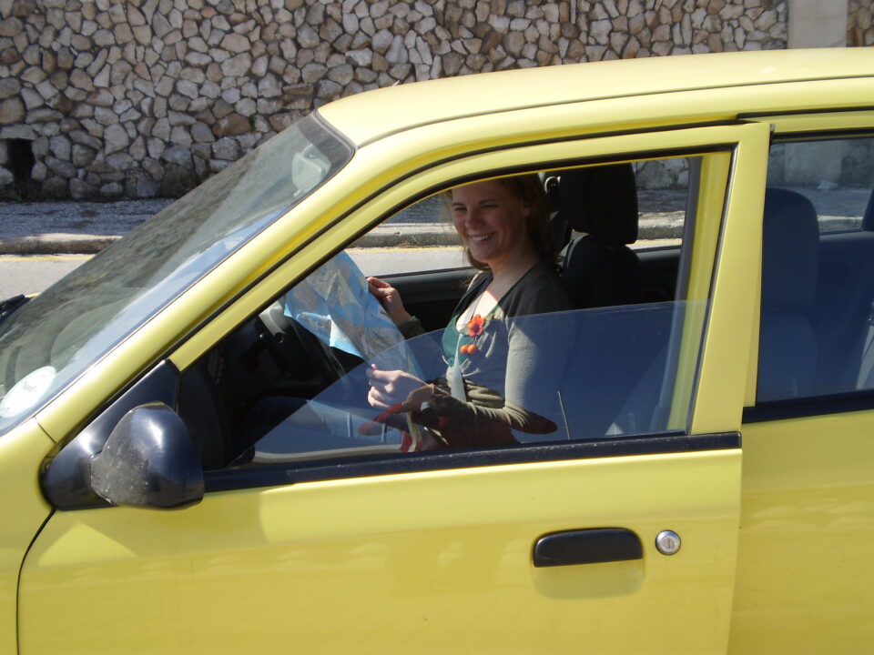 guidare a sinistra - io, nel bolide noleggiato a Malta