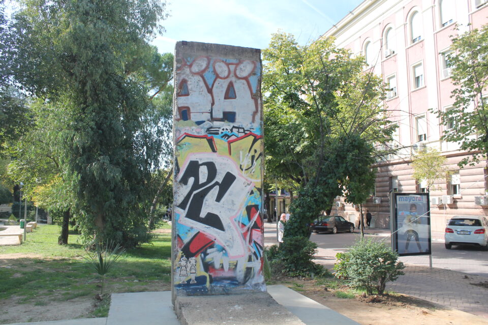 Frammento del muro di Berlino - Postbllok park - weekend a Tirana