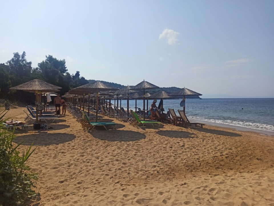 Skiathos, spiaggia di Agia Paraskevi, ore 10:30 ad agosto