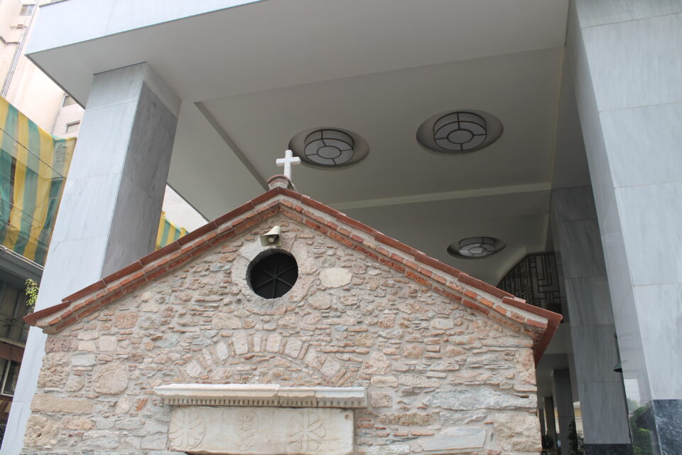 La chiesa di Hagia Dynamis che si trova sotto il porticato dell'hotel Electra