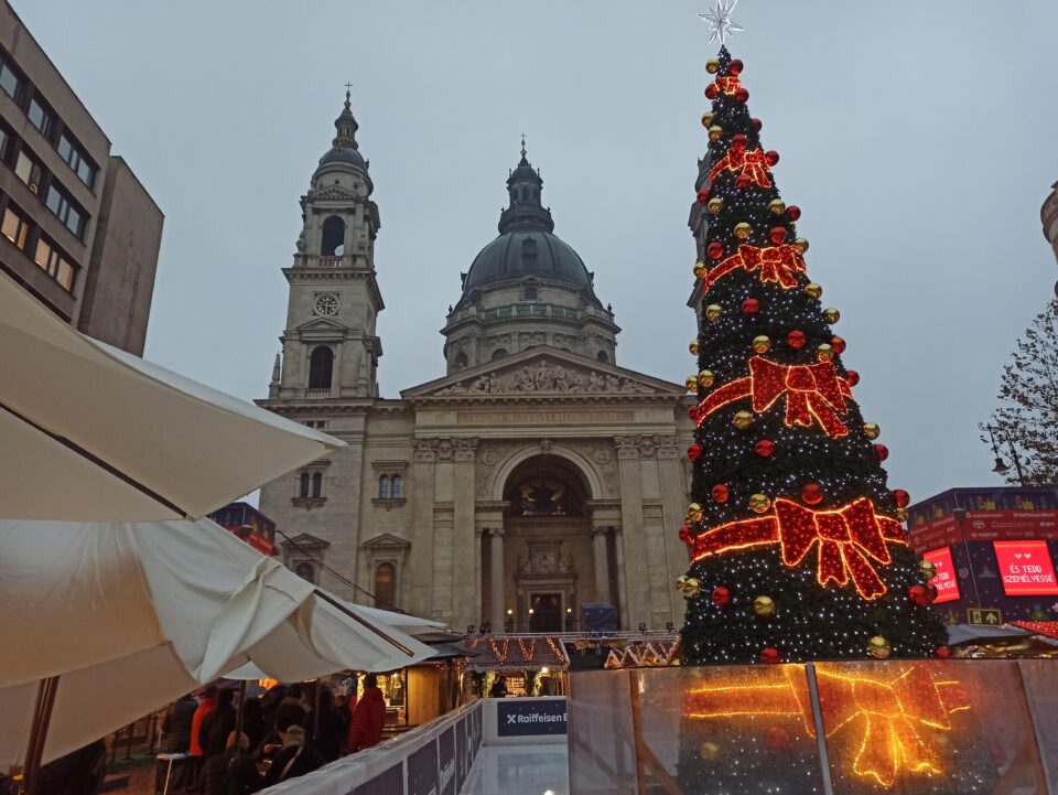 Mercatini di Natale di Budapest - Basilica di Santo Stefano ph. www.poshbackpackers.it