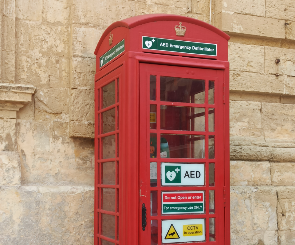 Cosa fare a Malta con i bambini -a caccia di cabine del telefono - ph. www.poshbackpackers.it