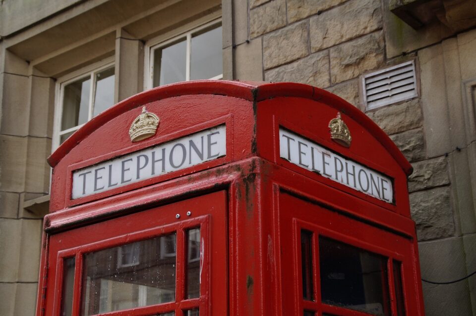 Cosa fare a Malta con i bambini -a caccia di cabine del telefono - ph. www.poshbackpackers.it