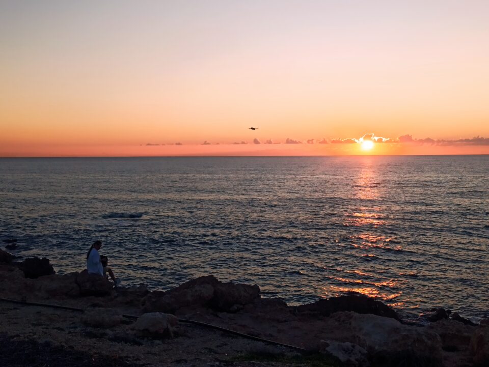 Cipro in inverno - tramonto sul mare a Paphos - ph. www,poshbackpackers.it
