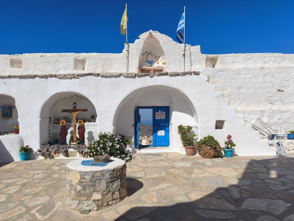 Visitare Sikinos - Zoodochos Pigi ph@www.poshbackpackers.it
